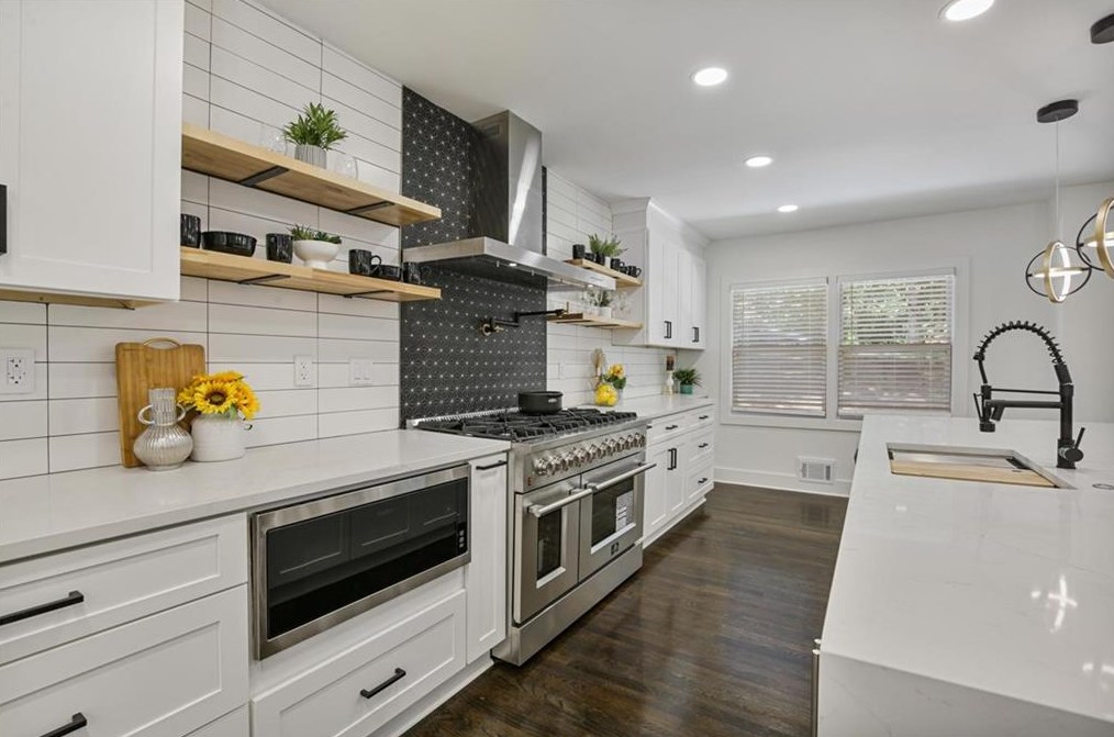 611 Hammond Dr, Atlanta GA  30328-5231 exterior