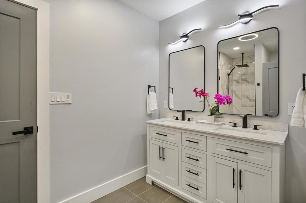 611 Hammond Dr, Atlanta GA  30328-5231 exterior