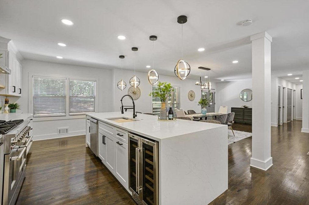 611 Hammond Dr, Atlanta GA  30328-5231 exterior