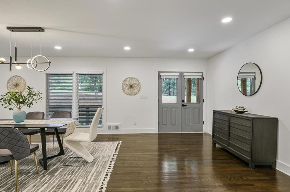 611 Hammond Dr, Atlanta GA  30328-5231 exterior