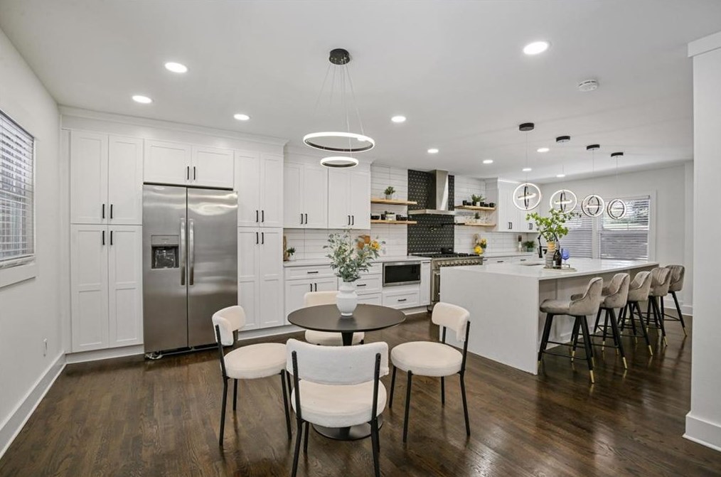 611 Hammond Dr, Atlanta GA  30328-5231 exterior