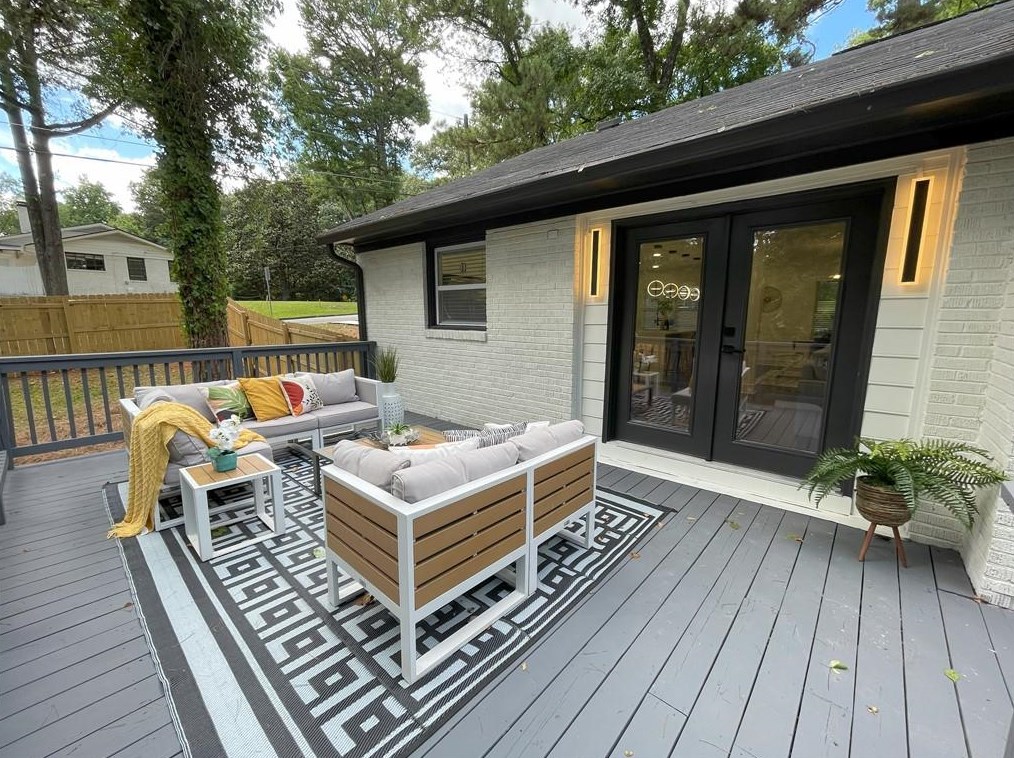 611 Hammond Dr, Atlanta GA  30328-5231 exterior