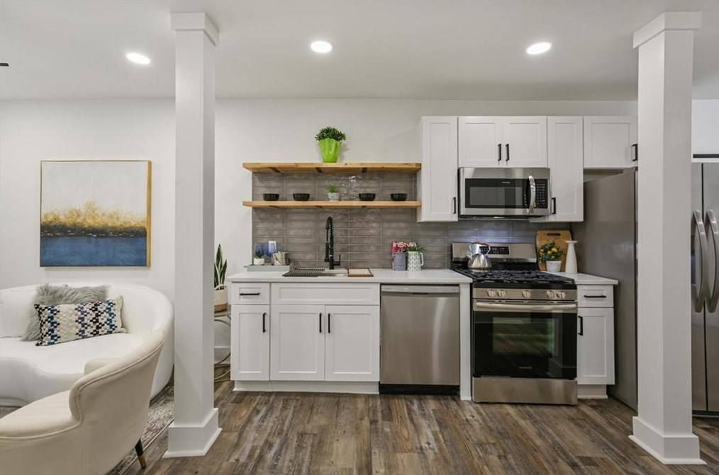 611 Hammond Dr, Atlanta GA  30328-5231 exterior