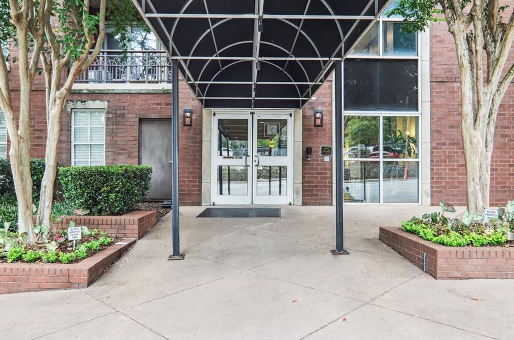 1101 Juniper St, Atlanta GA  30309-7664 exterior