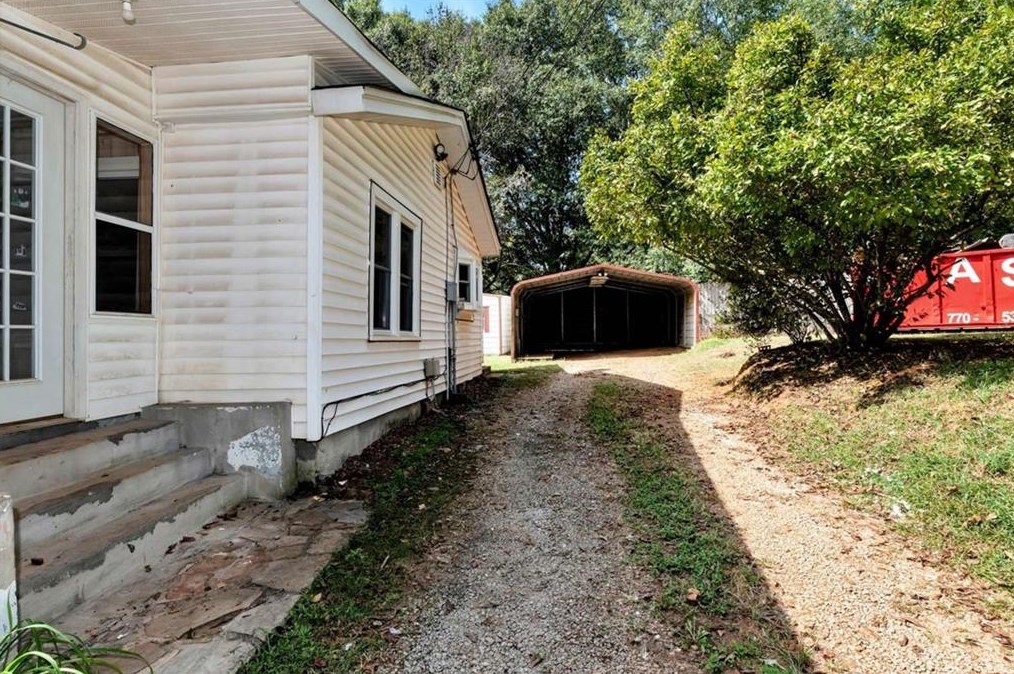 5813 Hill Top Dr, Flowery Branch, GA 30542