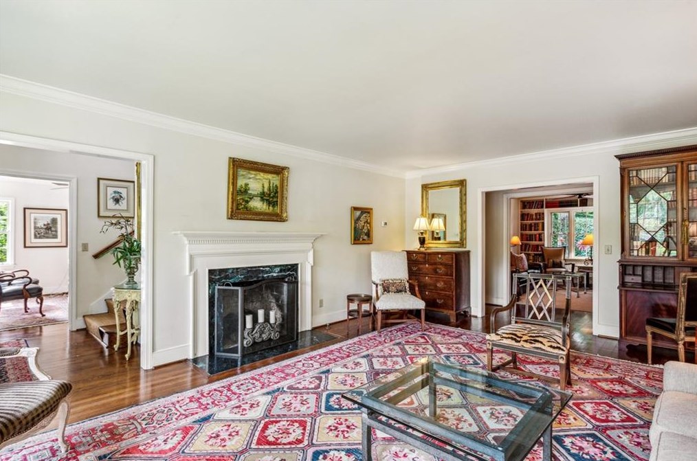 536 Mnr Rdg Dr, Atlanta GA  30305-3511 exterior