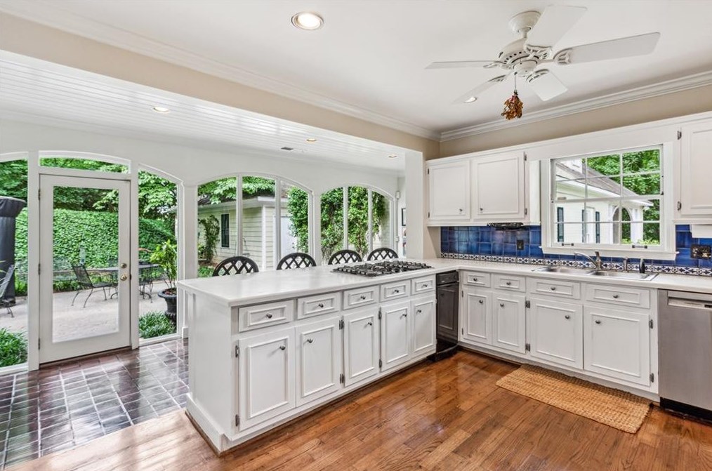 536 Mnr Rdg Dr, Atlanta GA  30305-3511 exterior