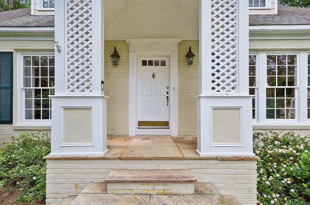 536 Mnr Rdg Dr, Atlanta GA  30305-3511 exterior