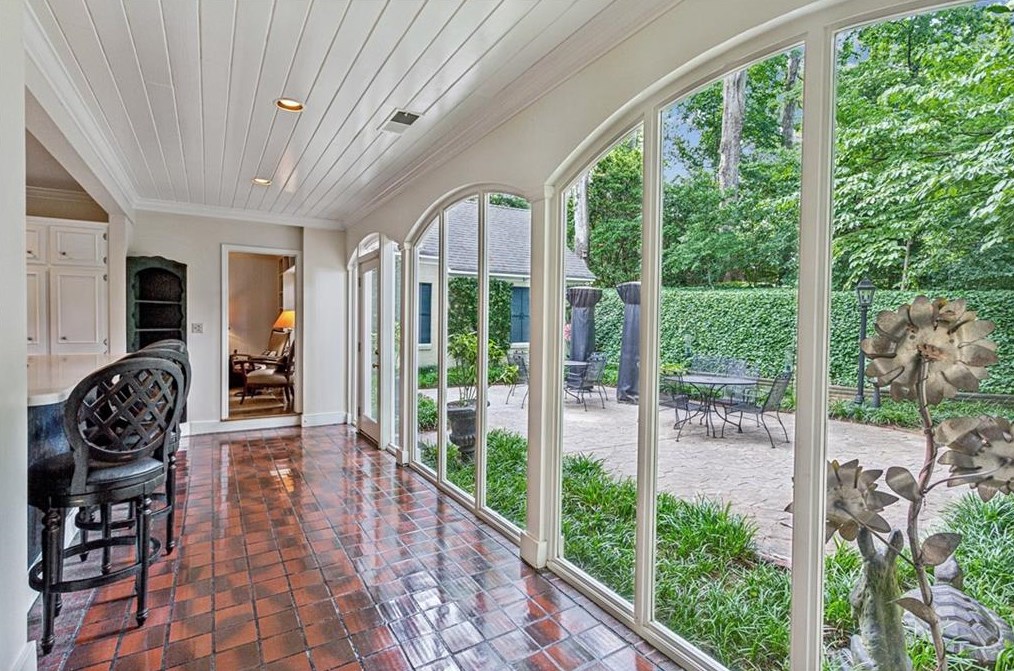 536 Mnr Rdg Dr, Atlanta GA  30305-3511 exterior