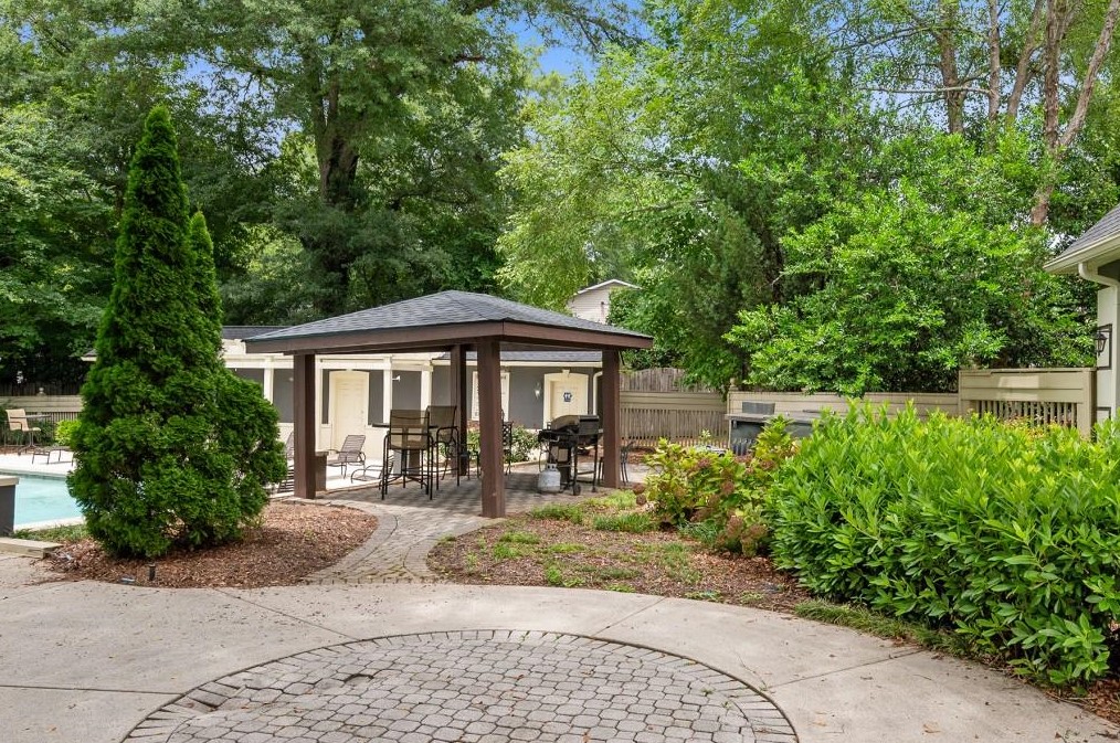 6900 Roswell Rd, Atlanta GA  30328-2209 exterior