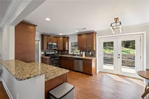 260 Mansell Cir, Roswell, GA 30075 - Photo 12