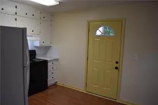 475 Holly Ridge Dr, Lilburn, GA 30047 - Photo 6