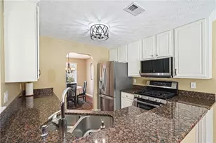 2404 Pondside Ct NE, Marietta, GA 30062 - Photo 4