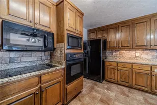 3906 Laurens Ln, Snellville, GA 30039 - Photo 12