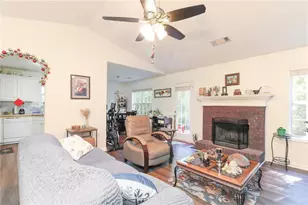 203 Pinewood Cir, Colbert, GA 30628 - Photo 4