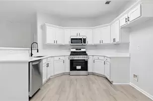 818 Pond View Ct, Sugar Hill, GA 30518 - Photo 2