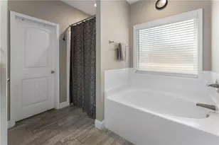 732 E Jefferson St, Hoschton, GA 30548 - Photo 26