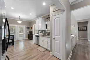 732 E Jefferson St, Hoschton, GA 30548 - Photo 18