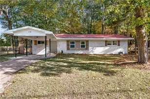 114 Bennett Cir, Carrollton, GA 30117 - Photo 2