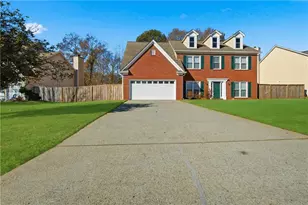 1660 Calvin Davis Cir, Lawrenceville, GA 30043 - Photo 4