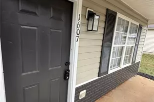 1607 Hallmark Hills Dr, Griffin, GA 30223 - Photo 4