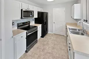 297 Lambert Overlook Cir, Carrollton, GA 30117 - Photo 2