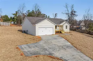 625 Cypress Dr, Mount Airy, GA 30563 - Photo 2