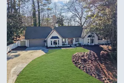 2552 Hollycreek Drive NE, Marietta, GA 30062 - Photo 2