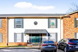 5662 Kingsport Dr, Atlanta, GA 30342 - Photo 10