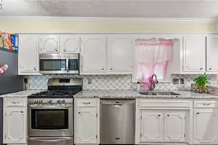 301 Briarwood Dr, Calhoun, GA 30701 - Photo 2