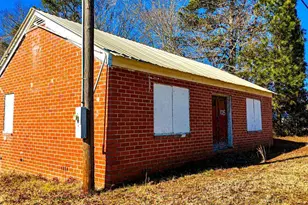 1013 Veterans Pkwy, Barnesville, GA 30204 - Photo 1