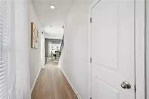 402 Lanier Cir, Woodstock, GA 30189 - Photo 2