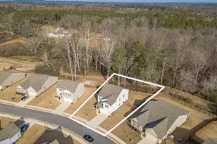 597 Bentwater Wy, Hoschton, GA 30548 - Photo 2