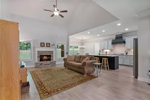 902 Edgewater Dr, Loganville, GA 30052 - Photo 14