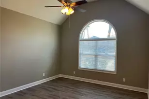 732 E Jefferson St, Hoschton, GA 30548 - Photo 10