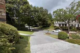 185 Trimble Crest Dr, Atlanta, GA 30342 - Photo 4