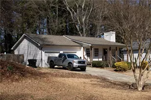 1821 Rose Garden Ln, Loganville, GA 30052 - Photo 2