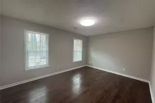 385 Holly Ridge Dr, Lilburn, GA 30047 - Photo 10