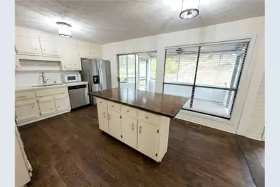 124 Creekview Drive, Woodstock, GA 30188 - Photo 2