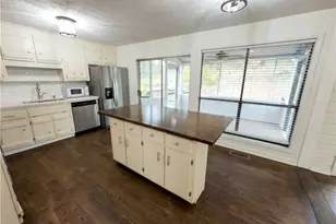 124 Creekview Dr, Woodstock, GA 30188 - Photo 2