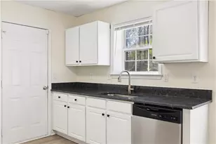 390 Manor Glen Dr, Suwanee, GA 30024 - Photo 14