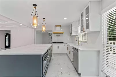 2023 Stoneleigh Drive, Stone Mountain, GA 30087 - Photo 10