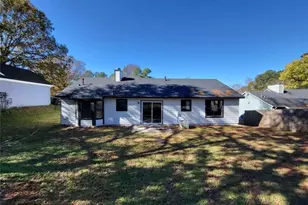 915 Fox Valley Ct, Stone Mountain, GA 30088 - Photo 2