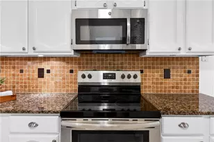 4590 Village Oaks Cir, Dunwoody, GA 30338 - Photo 8