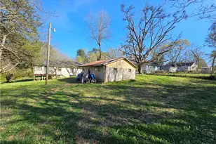 129 Brady St, Toccoa, GA 30577 - Photo 2