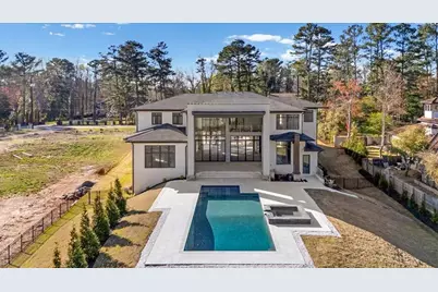 124 Woodlawn Drive NE, Marietta, GA 30067 - Photo 2