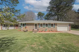 324 E Broad Street E, Winder, GA 30680 - Photo 1