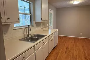 8910 Bridgewater Dr, Gainesville, GA 30506 - Photo 4