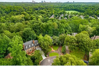 345 W Berwicke Common NE, Atlanta, GA 30342 - Photo 2