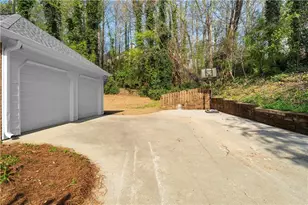 490 Guilford Cir, Marietta, GA 30068 - Photo 4